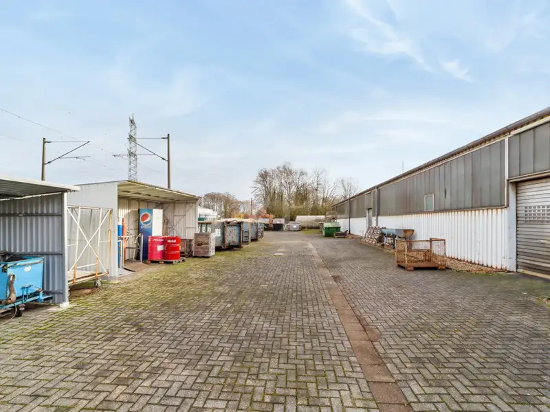Spacious Industrial Hall for Sale on 4691 M² Leasehold Plot with Renovation Potential