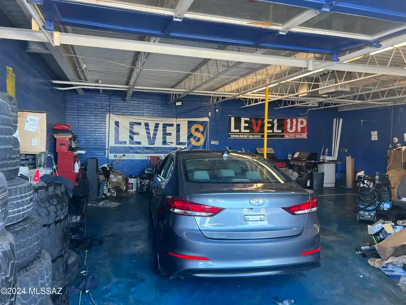 Midtown Auto Retail Building with Workshop on 0.37 Ac Corner Lot