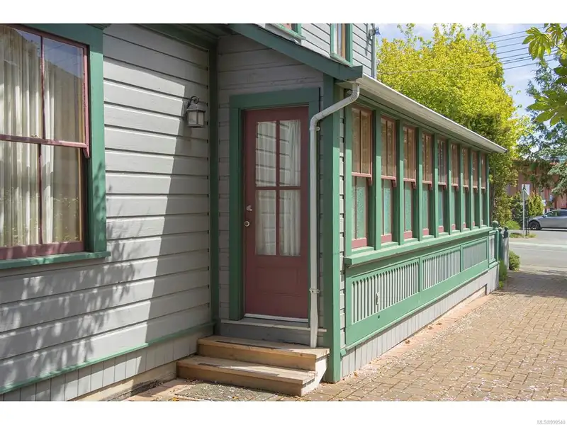 Turnkey Victorian Guest House in Songhees - 5 Suites, Steps from Seawall