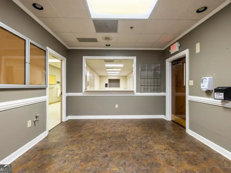 Flexible 3700 Sq Ft Commercial Space for Office or Medical Use in Adairsville