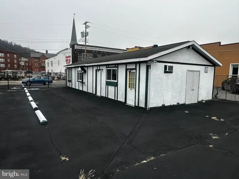 Single-story Commercial Building with Parking and Fenced Lot in Prime Location