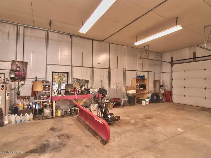 Commercial Garage with Office Near Moscow Train Station, 1200 Sf, Ample Parking