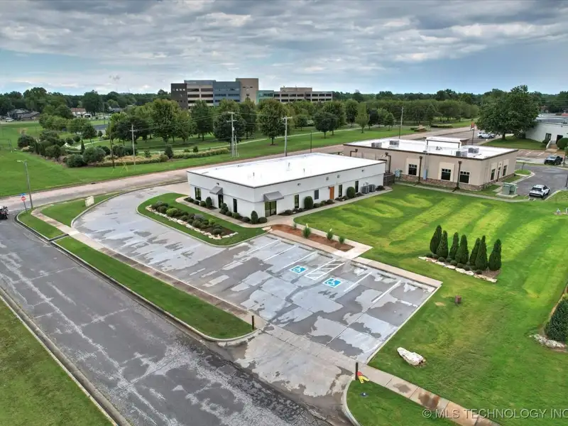 Commercial Office Building for Sale or Lease in Broken Arrow Business Corridor