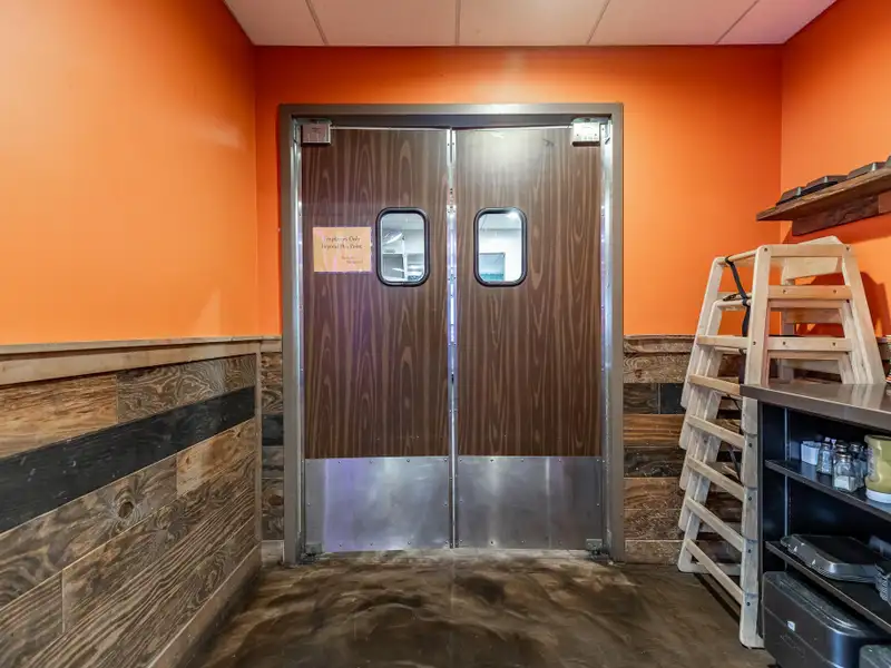 Renovated Commercial Building with Land for Sale in Central Location, Ideal for Restaurant