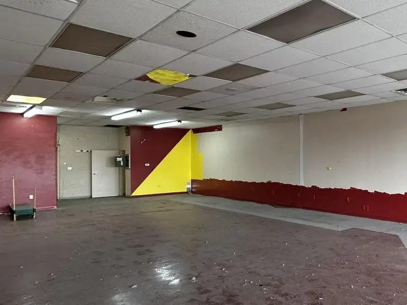 Retail Unit in Coronado Plaza Shopping Center with High Visibility and Accessibility