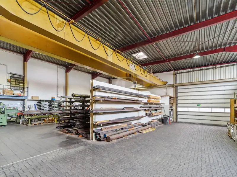 Spacious Industrial Hall for Sale on 4691 M² Leasehold Plot with Renovation Potential