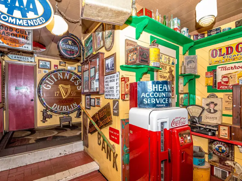 Irish Pub and Restaurant with Mountain Views on 1.64 Acres in North Conway
