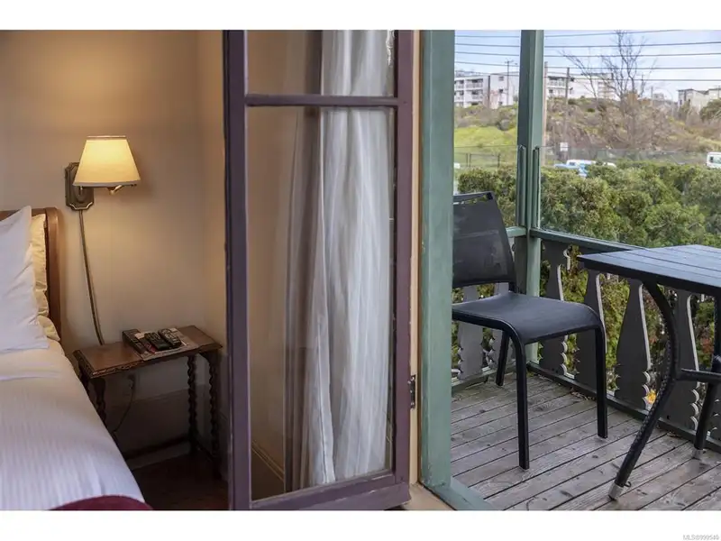 Turnkey Victorian Guest House in Songhees - 5 Suites, Steps from Seawall