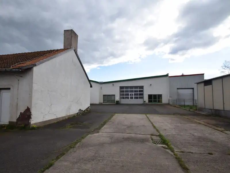 Commercial Complex with Production Hall and Renovation Potential in Prime Location