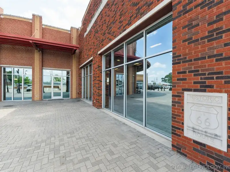 Historic Multi-use Building on Main Street, Bristol - Route 66 Landmark with Renovations