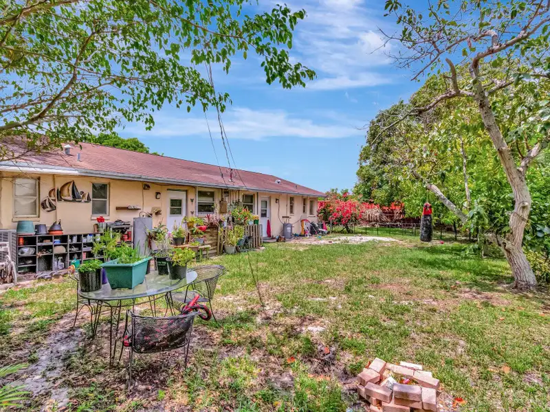Well-maintained 6-unit Multifamily Property in South Florida with Value-add Potential