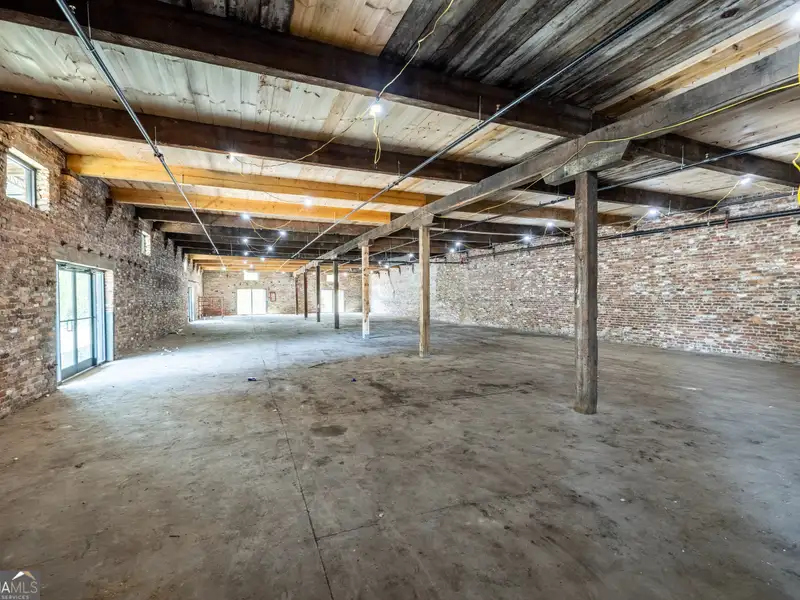 Renovated Cotton Warehouse for Lease in Prime Location with Unique Architectural Features
