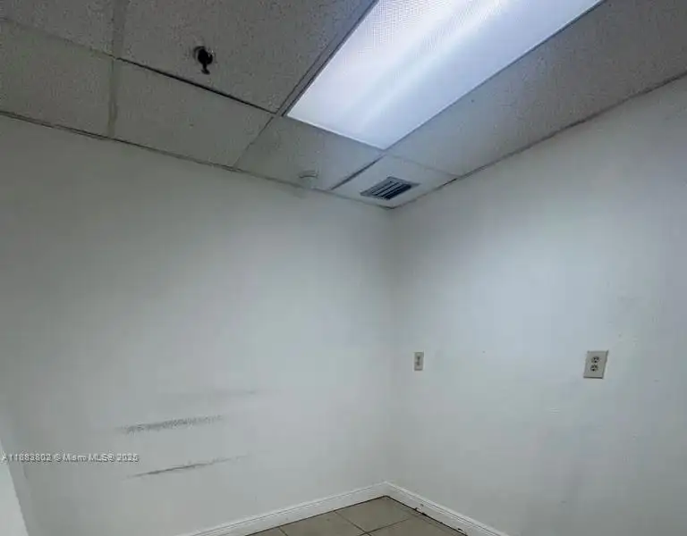 Spacious Corner Medical Office Unit in Central Hialeah – 2,552 Sq Ft