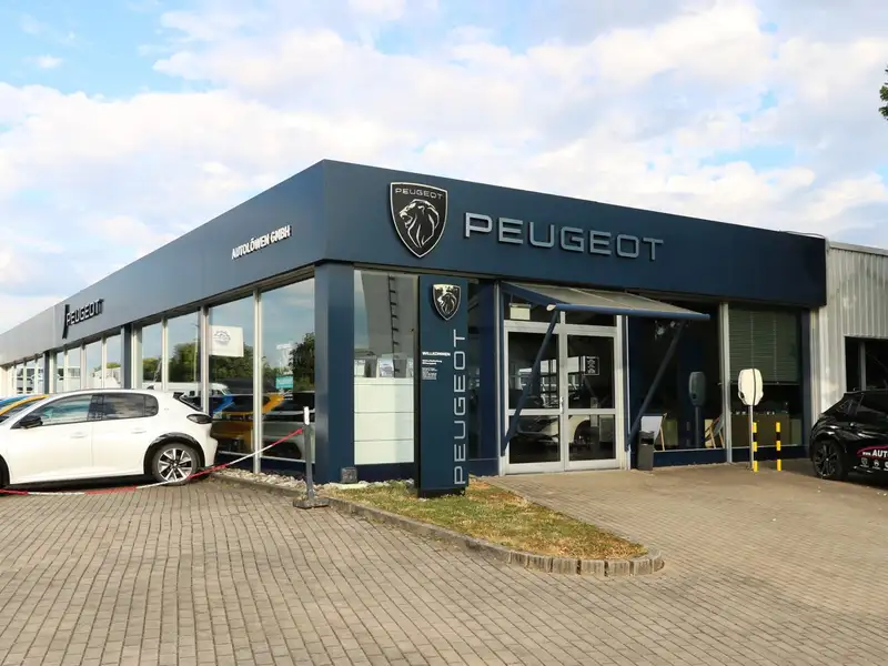Modern Car Dealership and Service Facility with Residential Space in Schwäbisch Hall