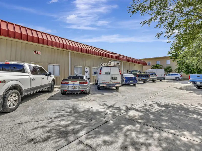 End-cap Warehouse with Offices in Central Jupiter, Move-in Ready