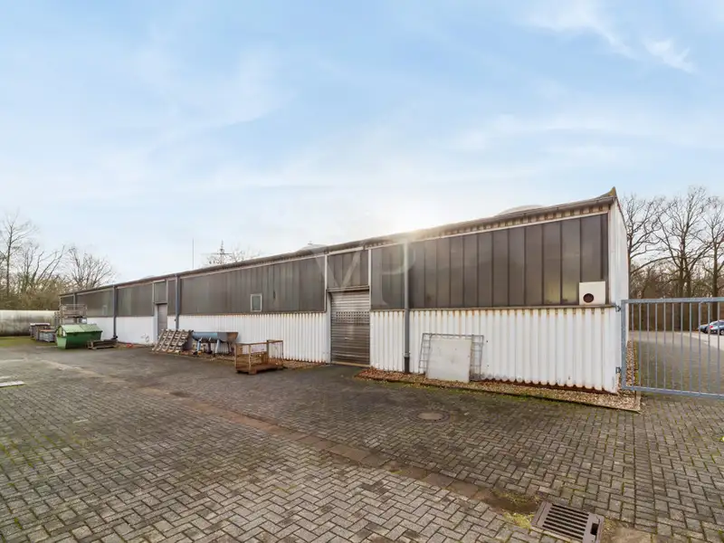Spacious Industrial Hall for Sale on 4691 M² Leasehold Plot with Renovation Potential