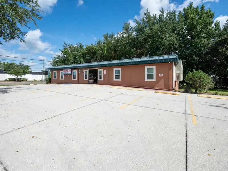 Professional Office Space for Lease in High-traffic Orlando Corridor with Ample Parking