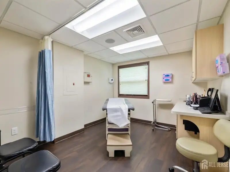 Renovated 3,345 Sf Medical Condo in Ferris Plaza, East Brunswick