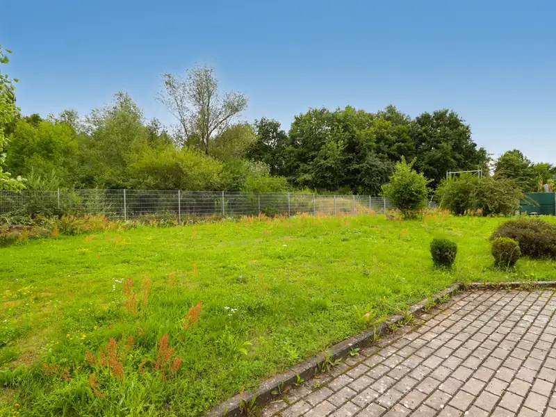 Versatile Commercial Property with Offices and Garden in Prime Location, 491 M² Usable Space