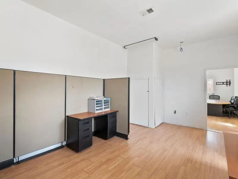 Well-maintained Commercial Property with Global Tenant and 6.8% Cap Rate on 5.71 Acres