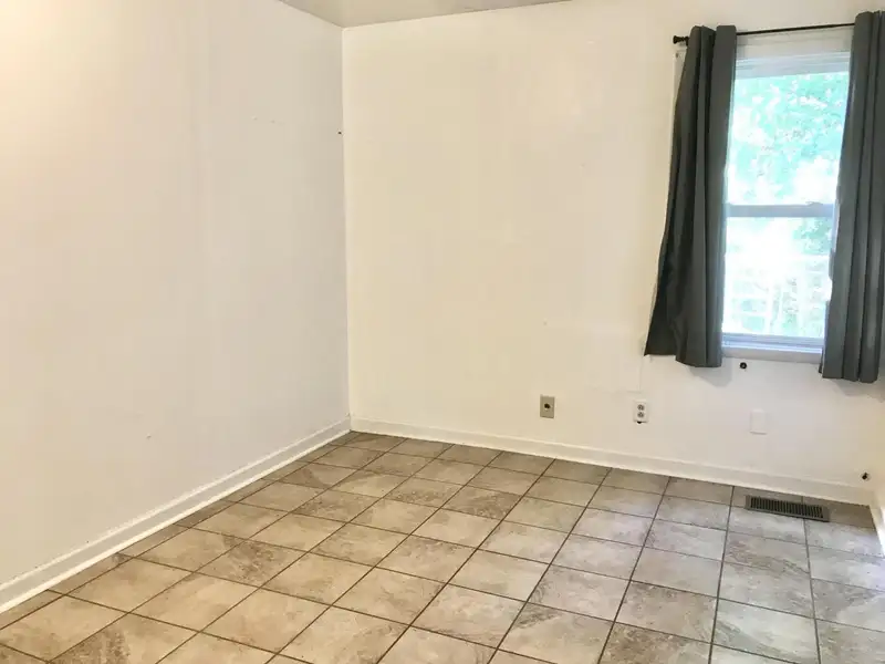 15-bedroom Building with 6.5 Baths Near Huntingdon and Jackson, Potential for Re-zoning