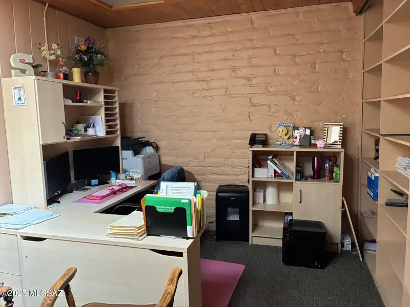Ground Floor Office Complex with Reception and Studio Apartment in El Presidio District