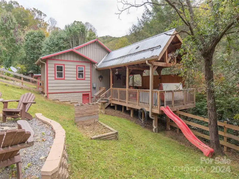 Charming Cottage and Barn on Expansive Mountain Retreat with Outdoor Amenities