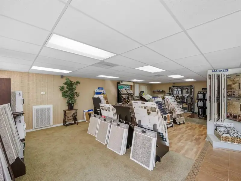Commercial Property with Showroom and Warehouses on Us Hwy 100 W