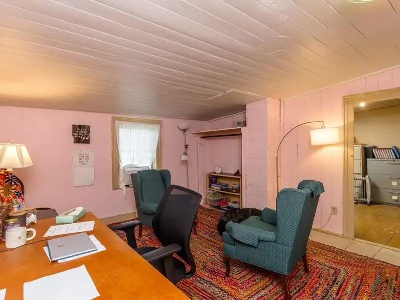 Victorian Office Space with Ada Compliance in Quaint Broadway, Ideal for Airbnb Potential