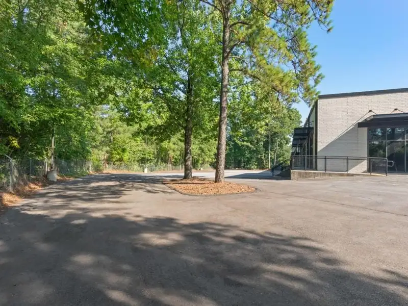Industrial/flex Building in Prime Atlanta Location with Recent Upgrades and Parking Options