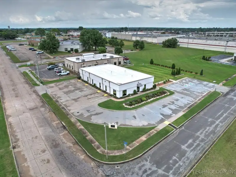 Commercial Office Building for Sale or Lease in Broken Arrow Business Corridor