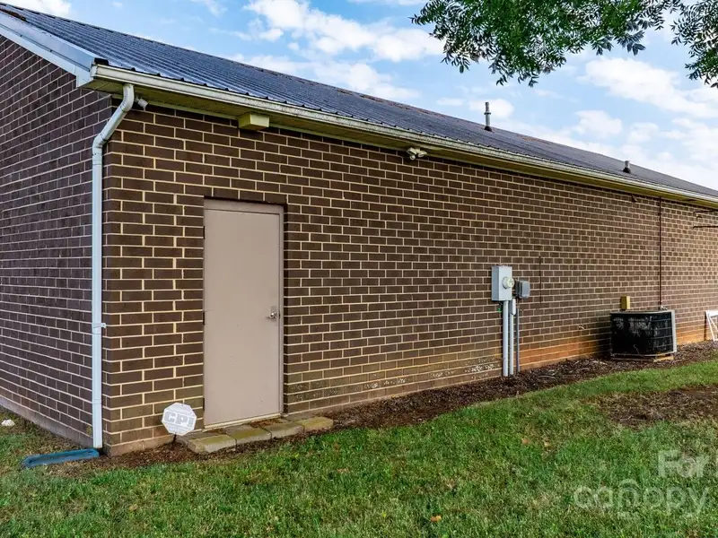 Prime Brick Office Building with Expansion Potential in Downtown Hickory