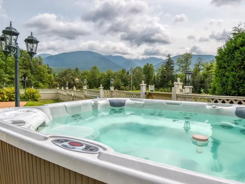 Fully Renovated Inn with 13 Guest Rooms on 5.52 Acres in White Mountains, Nh