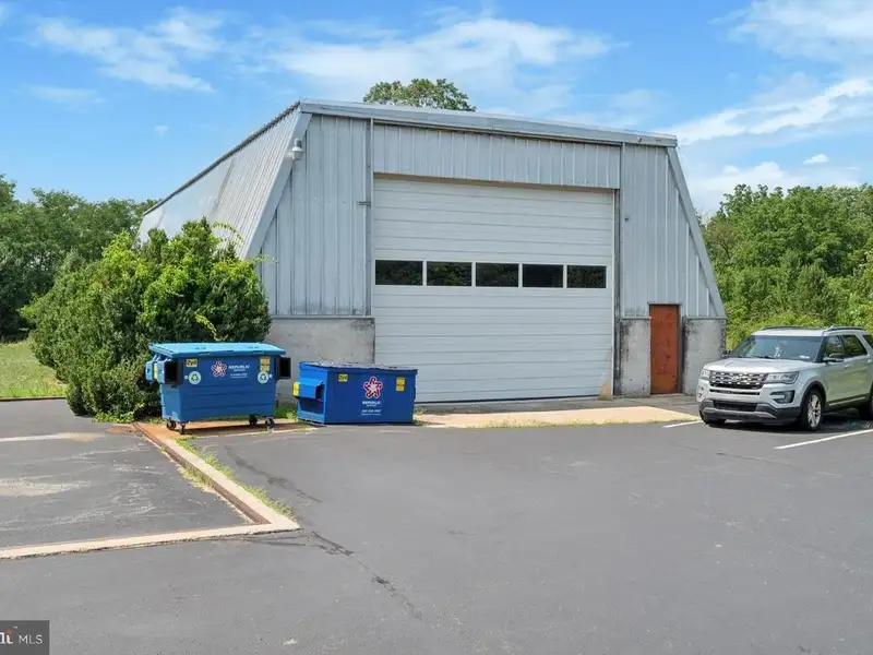Multi-building Investment on 7 Acres: Barn, Farmhouse, and Warehouse with Rental Income