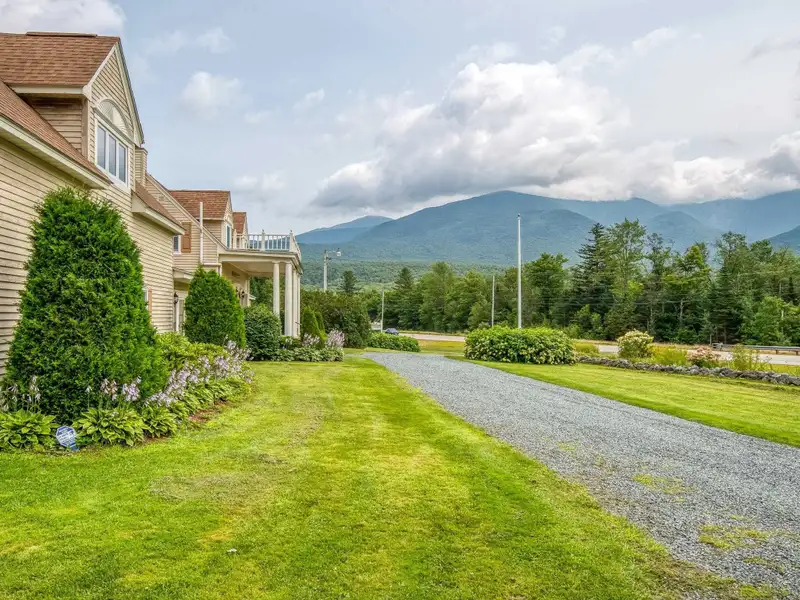 Fully Renovated Inn with 13 Guest Rooms on 5.52 Acres in White Mountains, Nh