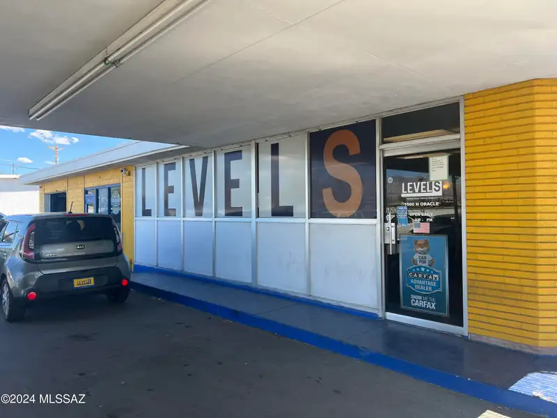 Midtown Auto Retail Building with Workshop on 0.37 Ac Corner Lot