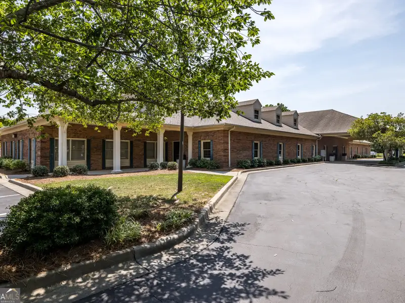 Flexible 3700 Sq Ft Commercial Space for Office or Medical Use in Adairsville
