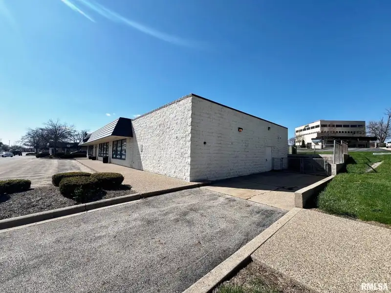 Standalone Commercial Building in Peoria's Metro Centre - High Traffic and Visibility