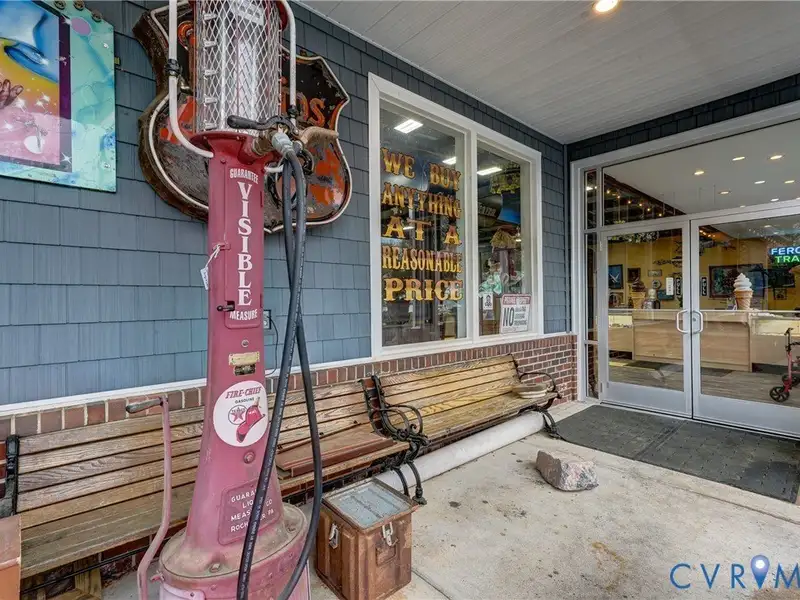 Renovated Commercial Building with 3 Businesses in Prime Montross Location