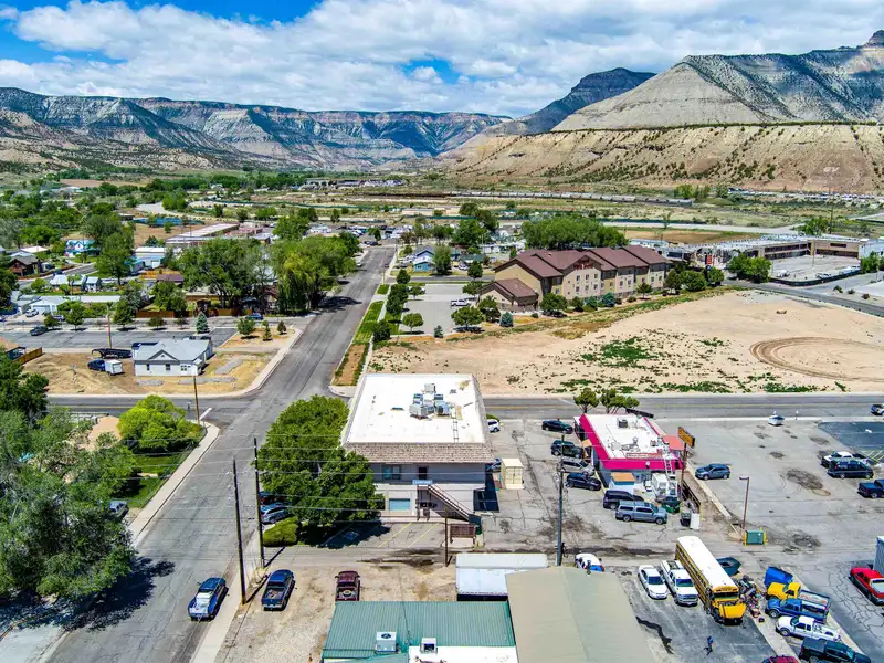Two-story Commercial Investment Property in Downtown Parachute with 6%+ Cap Rate