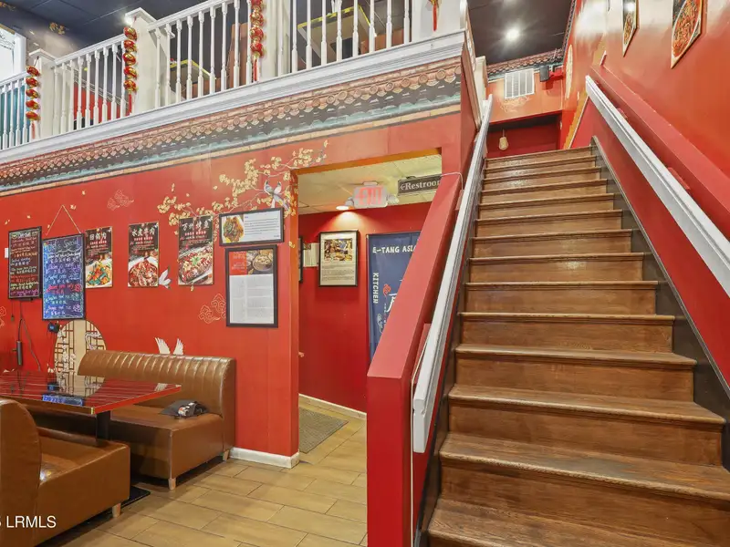 Remodeled Mid-island Restaurant with New Equipment and Outdoor Dining Area