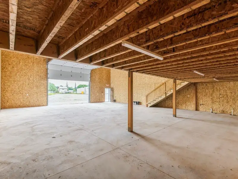 2000 Sf Commercial Shop Space with Mezzanine Near Hwy 2 and Airport