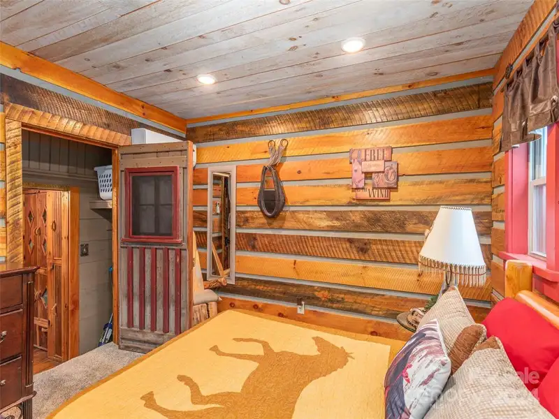 Charming Cottage and Barn on Expansive Mountain Retreat with Outdoor Amenities