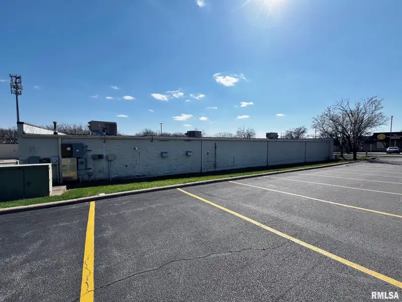 Standalone Commercial Building in Peoria's Metro Centre - High Traffic and Visibility