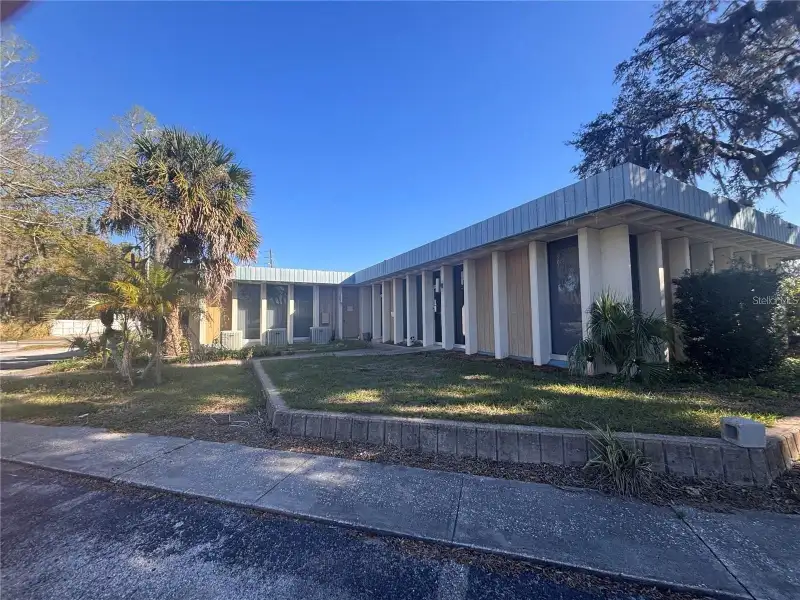 Versatile Office Building in Downtown Kissimmee with Multiple Entrances and Parking