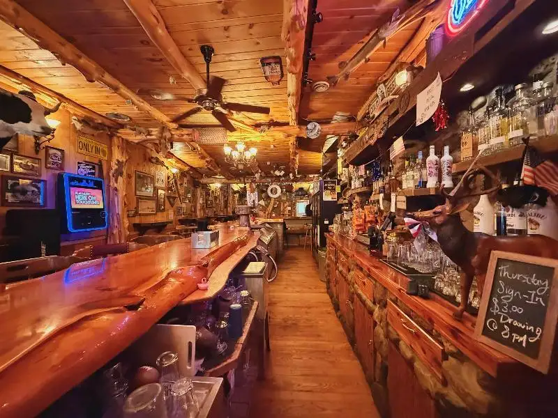 Turnkey Lodge-style Investment Opportunity in Berlin with Unique Interior and Bar